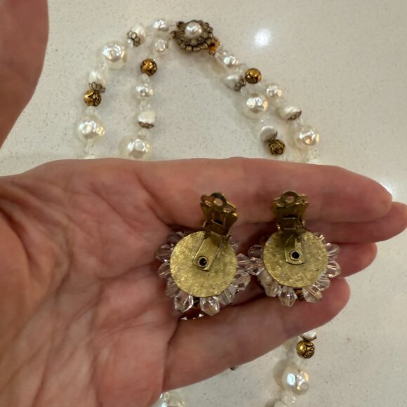 Gorgeous Necklace and Clip On Earrings Set - Picture 4 of 9